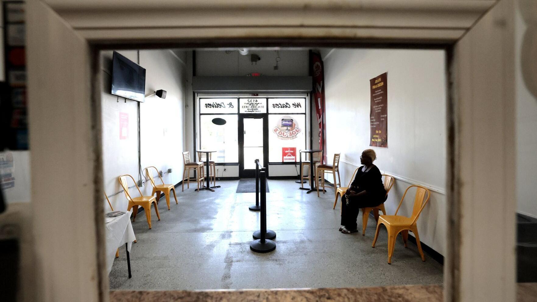 North 最新杏吧原创 restaurants struggle months after tornado. 'I just keep going'